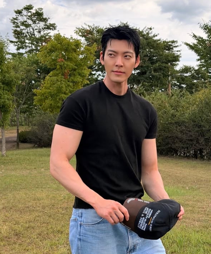 김우빈 태평양 어깨 근황, 신민아가 반할 만한 피지컬