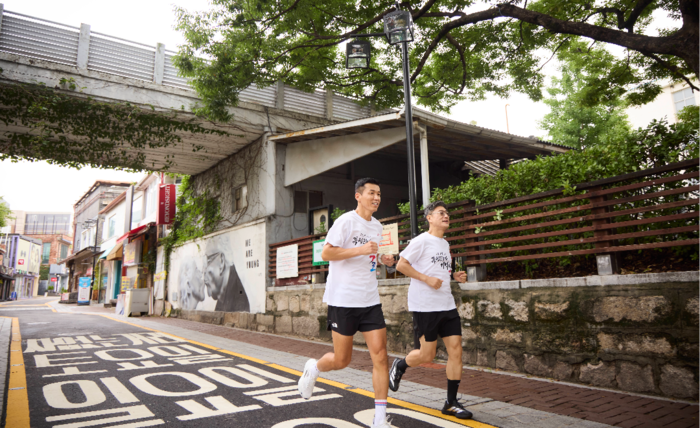  정재헌 SK텔레콤 사장(오른쪽)이 지난 8일 ‘독립을 이끈 여성들을 기억하길’ 코스를 달리며 애국지사들을 기렸다. [SK텔레콤]