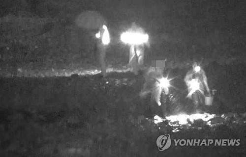 밤에 <b>태안 갯벌</b> 해루질 나간 50대…10시간 만에 숨진 채 발견