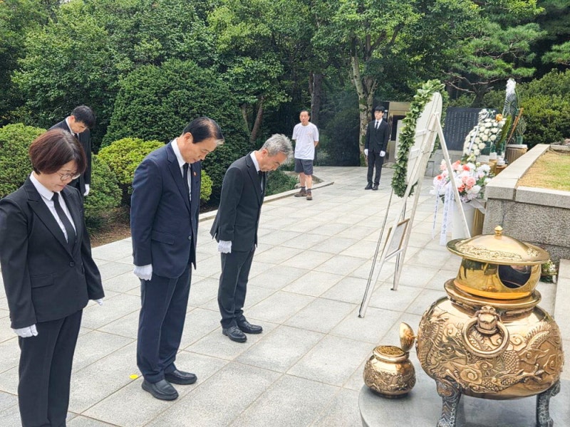 [포토] 권오을 보훈장관, 육영수 여사 묘소 추모 '통합 행보'