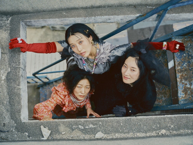무너진 집 바닥에 거대한 지하세계