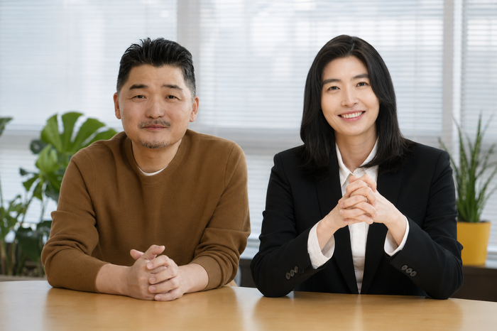  김범수 카카오 창업자(왼쪽)와 정신아 카카오 대표이사. [카카오]