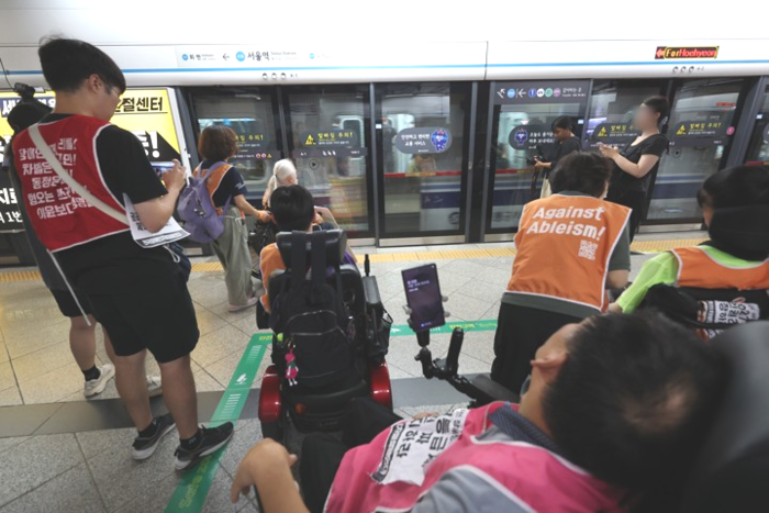 <b>전장연</b> “출근길 <b>지하철 시위</b> 전면 <b>중단</b>한다”…서울시의회 민주당과 타...