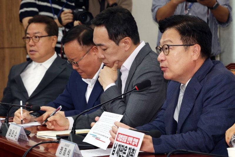 국힘 '당협 직선제' 일단보류…현역 반발에 한발 물러선 張
