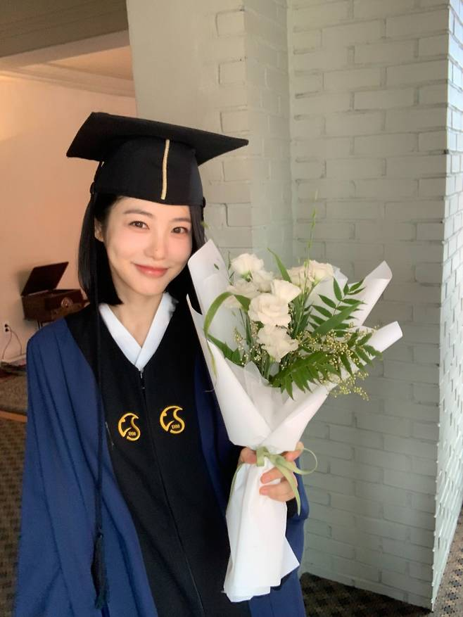 <b>신예은</b>, 10년 만에 <b>성균관대</b> 학사모 썼다…“암모나이트의 <b>졸업</b>”