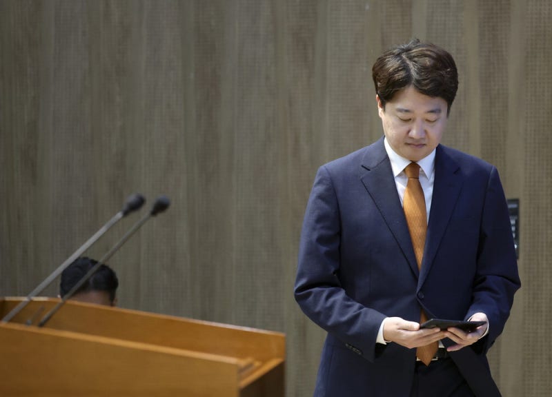 대표직 내려놓은 이준석 "黨쇄신 부진 책임지겠다"