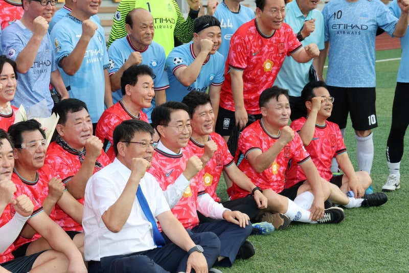 [포토] 여야 의원들 축구로 '원팀'
