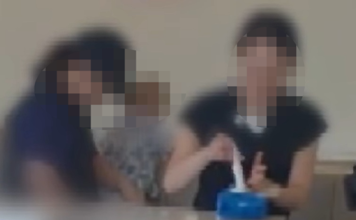  손님이 가득한 카페에서 아기 기저귀를 가는 여성들의 모습이 포착돼 논란이 됐다. [사진출처 = 영상캡처]