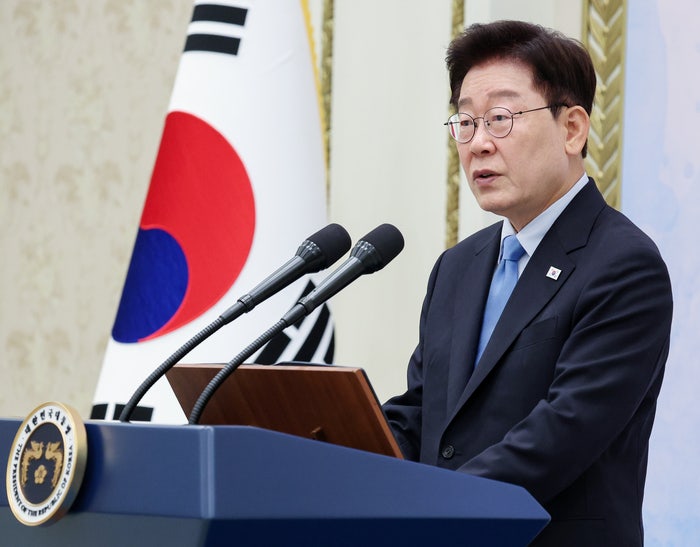 [속보] 이 대통령 <b>지지율</b> 42%…취임 후 ‘최저’ [한국갤럽]