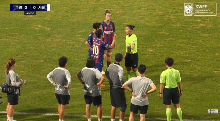 “지소연 선수 생리하나 봐, 예민해”…축구 <b>심판</b> 발언에 항의하자 ‘경...
