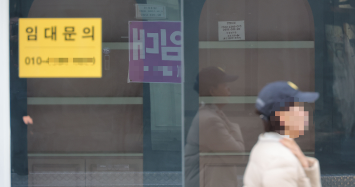  신촌의 한 골목에 임대를 기다리는 안내문이 부착돼 있다. [이승환 기자]