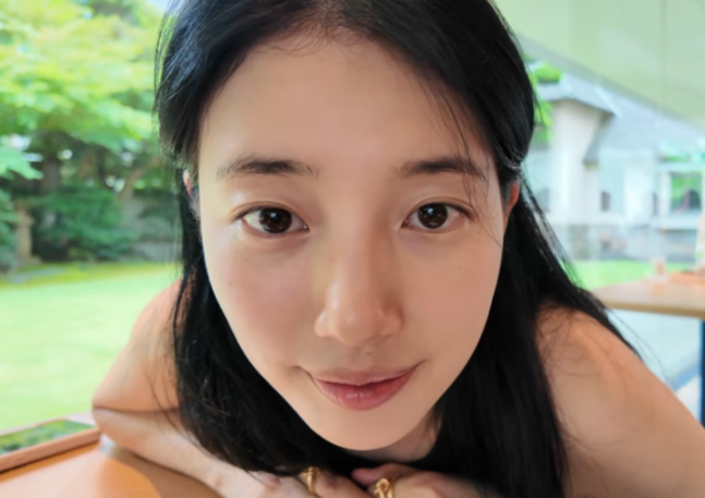 긴 생머리와 수수한 스타일로 청초한 분위기를 더했어요
