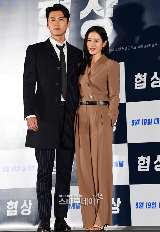<b>현빈</b><b>손예진</b>, 아들과 일본 <b>여행</b> 목격담…엄마 소매에 손을 쏙