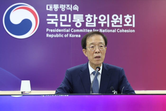 “대통령 뜻에 따라 물러나겠다”…‘쓴소리’ <b>이석연</b> 국민통합위원장...