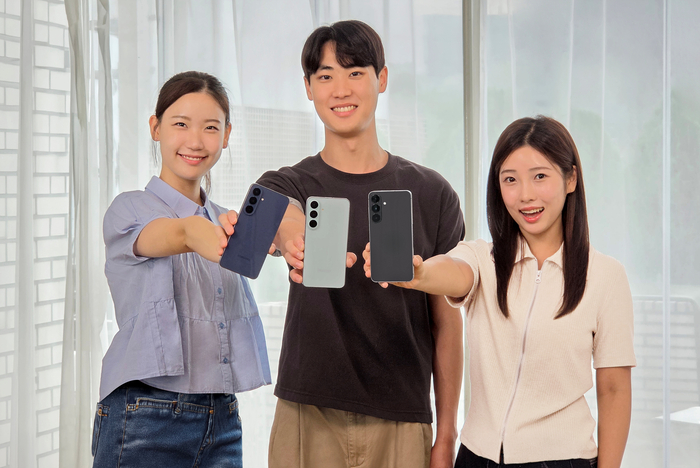 삼성전자 모델이 프리미엄 기능을 갖춘 ‘갤럭시 S26 FE’를 소개하는고 있다. 삼성전자
