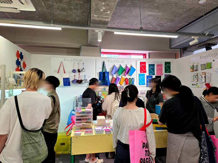  무신사가 운영하는 패션·라이프스타일 플랫폼 29CM는 일본 대표 생활잡화 전문점 로프트(LOFT)와 손잡고 서울 성수동에서 한일 문구 브랜드를 선보이는 팝업스토어‘페이지 투 페이지스’를 오는 6일까지 운영한다.
