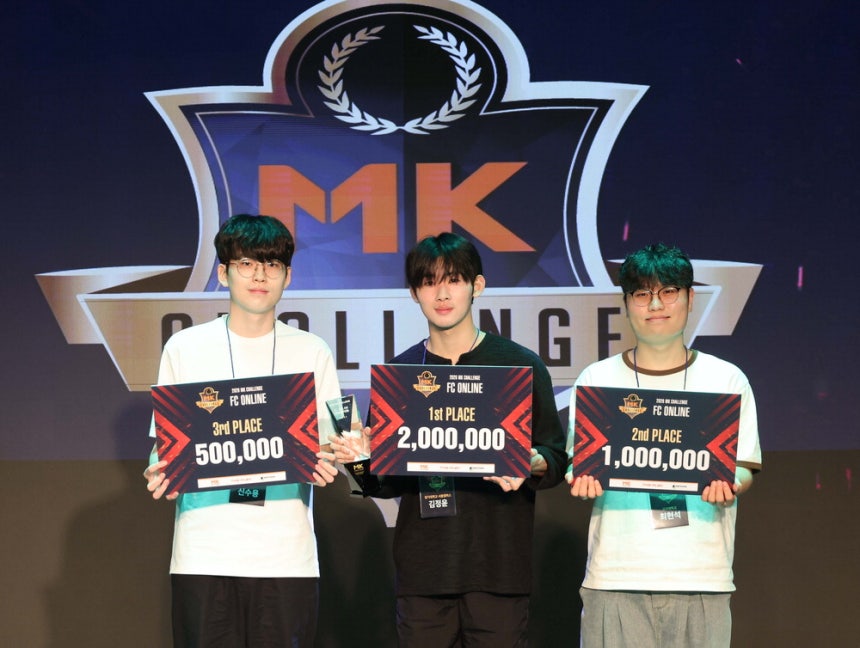 3일 서울 현대백화점 신촌점 유플렉스에서 열린 대학생 e스포츠 대회 '2026 MK챌린지'에서 우승자 김정윤(가운데), 준우승자 최현석(오른쪽), 3등 신수용 선수가 기념촬영을 하고 있다. 한주형 기자