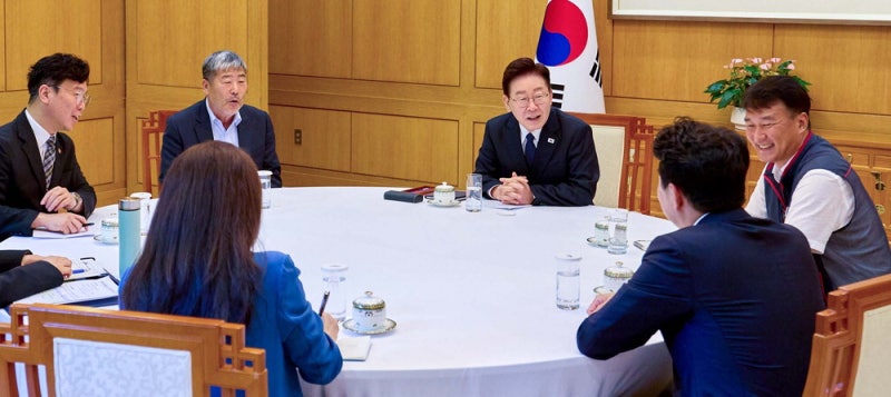 [포토] 양대노총 위원장 만난 李대통령 …'정년연장 연내 결론' 공감대