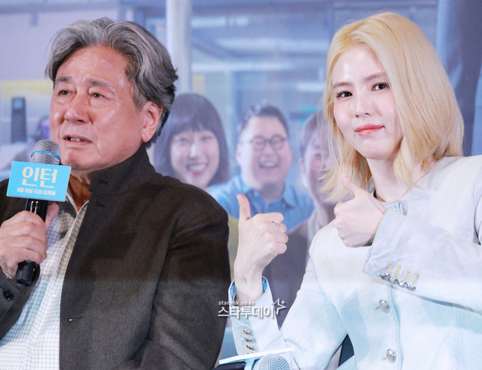 [포토]<b>한소희</b>, <b>인턴</b> <b>최민식</b> 엄지척