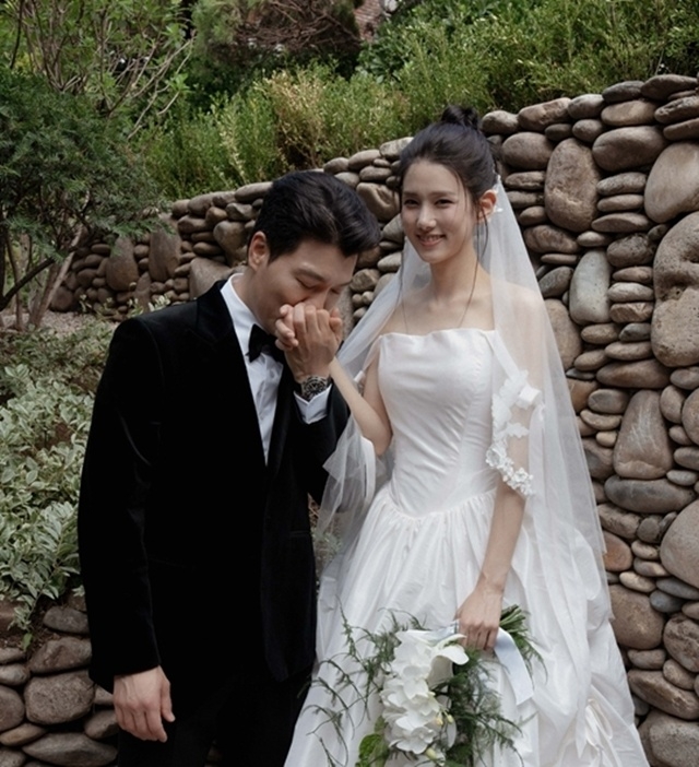 <b>양준모</b>, ‘<b>임신</b>’ <b>양지원</b> 손등에 ‘쪽’…웨딩화보 추가 공개