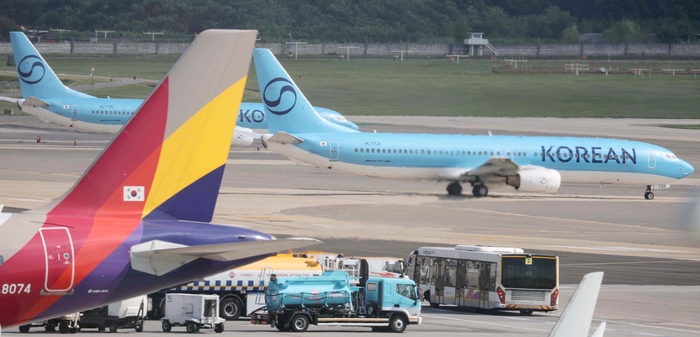  8일 김포공항 계류장에서 이동하는 대한항공과 아시아나항공 항공기 모습.[연합뉴스]