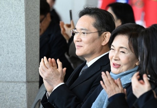 [속보] <b>이재용</b> 회장, 모친 홍라희 보유 삼성전자 <b>주식</b> 718만주 1.9조원에...