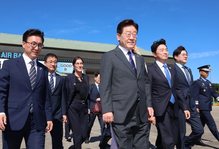 [속보] 이 대통령 “제 <b>임기</b> 헌법상 명확히 <b>제한</b>”…연임 논란속 <b>임기</b> ...