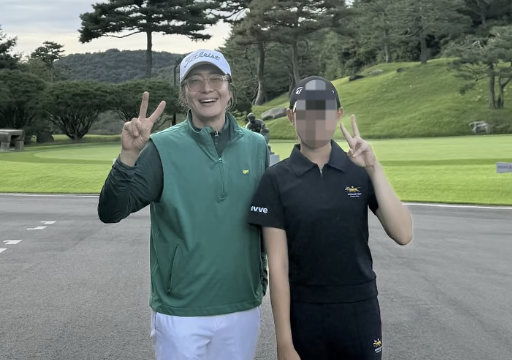 ‘<b>백발</b>’ <b>배용준</b>, 근황 보니…골프장서 포착