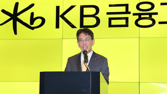 <b>이재근 KB금융</b> 첫 출근 “AI 시대 3∼5년간 큰 변화 온다”…연말 인사...