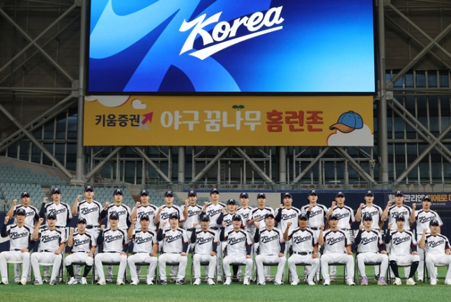 2026 아시안게임에 출전하는 한국 야구 대표팀 류지현 감독과 선수들이 15일 고척스카이돔에서 열린 공식 훈련을 앞두고 사진 촬영을 하고 있다. 연합뉴스