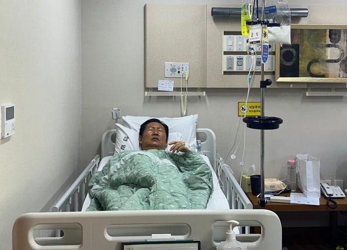 응급실 실려간 <b>정청래</b>, 사흘째 <b>입원</b>치료…“1~2년간 쉼없이 무리했을까...