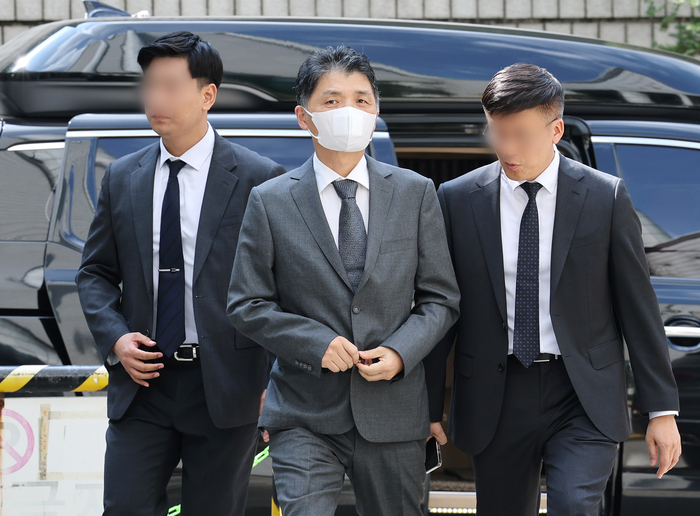  SM엔터테인먼트 시세조종 공모 의혹으로 1심에서 무죄를 선고받은 김범수 카카오 미래이니셔티브센터장이 23일 서울 서초구 고등법원에서 열린 2심 속행 공판에 출석하고 있다. [연합뉴스]