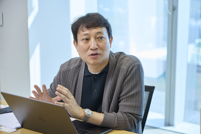 지난 22일 서울 중구 을지로 SKT타워에서 조현덕 SK텔레콤 에이닷전화 담당이 모두의 AI 서비스를 설명하고 있다. SK텔레콤