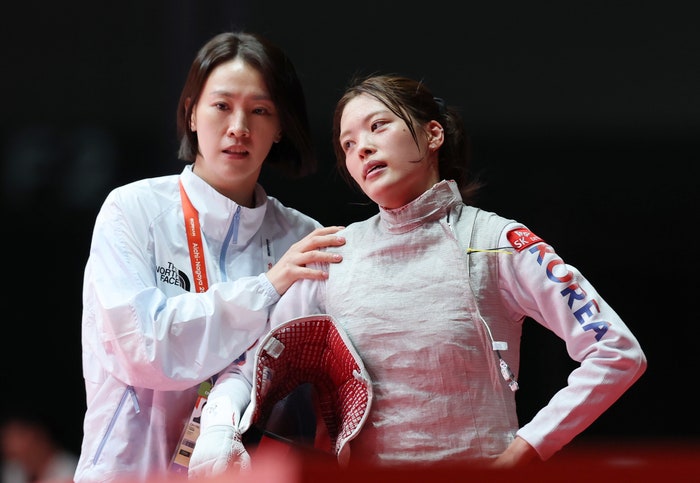 졌지만 잘 싸웠다…<b>박지희</b>, AG 펜싱 <b>여자 플뢰레</b> 개인전 <b>은메달</b>
