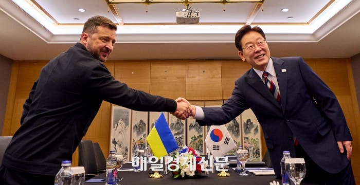 <b>청와대</b>, 우크라 북한 <b>포로</b> 국내<b>송환</b> 공개 해명·사과 요구