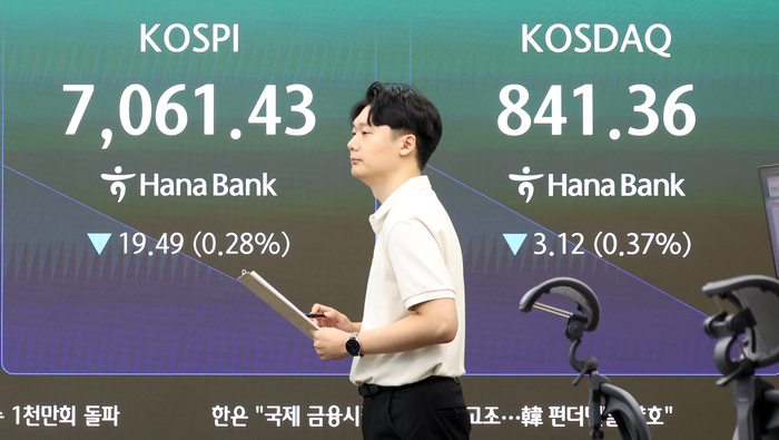  28일 오전 서울 중구 하나은행 본점 딜링룸 전광판에 증시 시황이 표시돼 있다. [뉴스1]