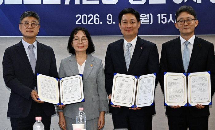  정재헌 SK텔레콤 대표,송경희 개인정보보호위원장,홍범식 LG유플러스 대표,<a href=