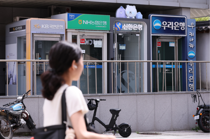 [속보] 30분 늦게 열고 억대연봉은 그대로…<b>은행 영업시간 단축</b> 잠정타...
