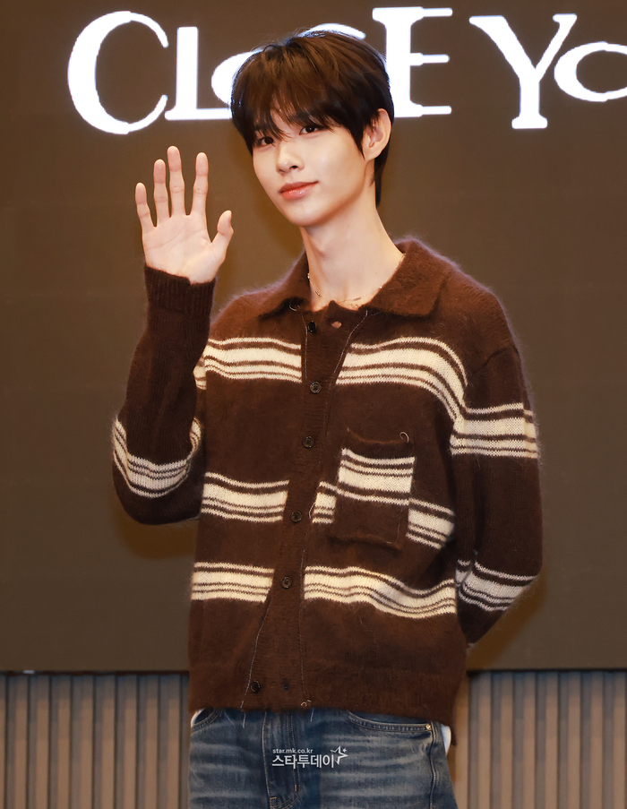 [포토] <b>클로즈 유어 아이즈</b> <b>김성민</b>, 착한 손인사