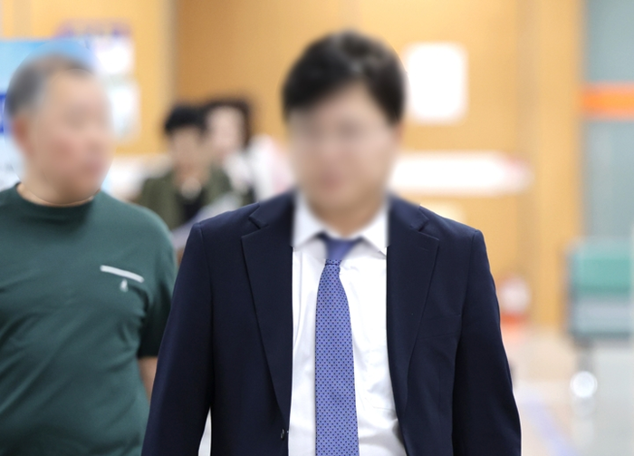  법무부 장관 후보였던 더불어민주당 김승원 의원의 코로나19 임상시험 승인 로비 의혹에 연루된 제넨셀 창업자 강모 교수가 30일 서울 서초구 서울고등법원에서 열린 배임 혐의 2심 선고 공판에 출석하고 있다.[연합뉴