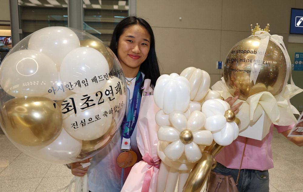 금의환향 안세영 "전성기요? 아직 할 일 많아요"