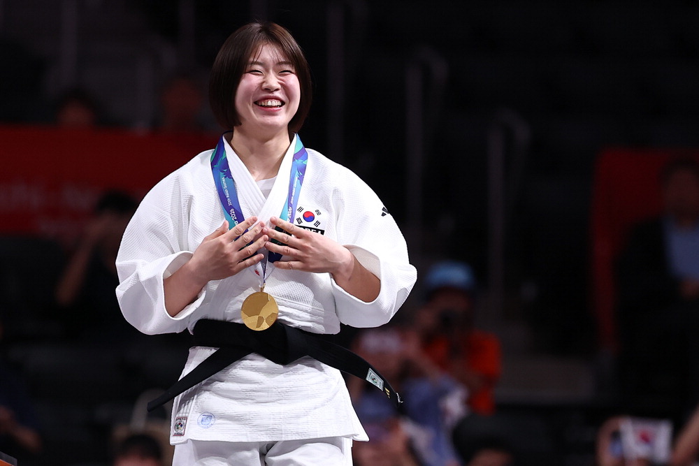 "외웠던 애국가 드디어 불러 … 할머니 묘비에 金 가져가요"
