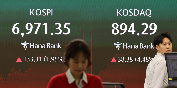  1일 오후 서울 중구 하나은행 딜링룸에서 딜러들이 업무를 보고 있다.코스피가 전 거래일보다 133.31포인트(1.95%) 오른 6971.35에 마감했다.코스닥 지수는 전 거래일보다 38.38포인트(4.48%) 