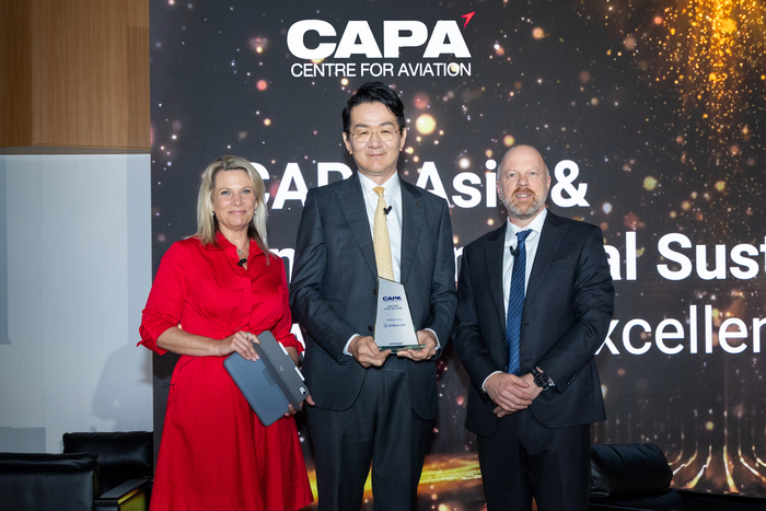 2일 대한항공은 조원태 한진그룹 회장(가운데)이 아시아태평양항공센터(CAPA)가 시상하는‘올해의 아시아 항공사 경영자상’을 받았다고 밝혔다.왼쪽부터 오리엘 모리슨 APAC 네트워크 공동 창업자 겸 최고전략책임자