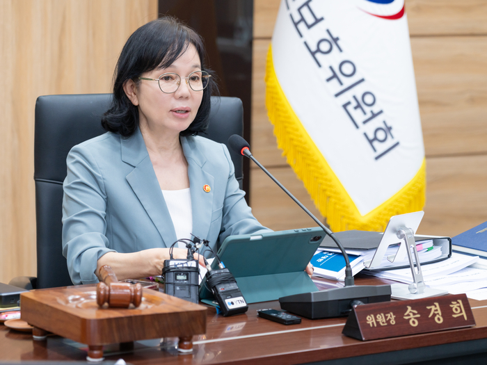  송경희 개인정보보호위원회 위원장이 8월 26일 수요일 정부서울청사에서 개최된 제17회 전체회의에서 모두발언을 하고 있다.<사진=개인정보위>