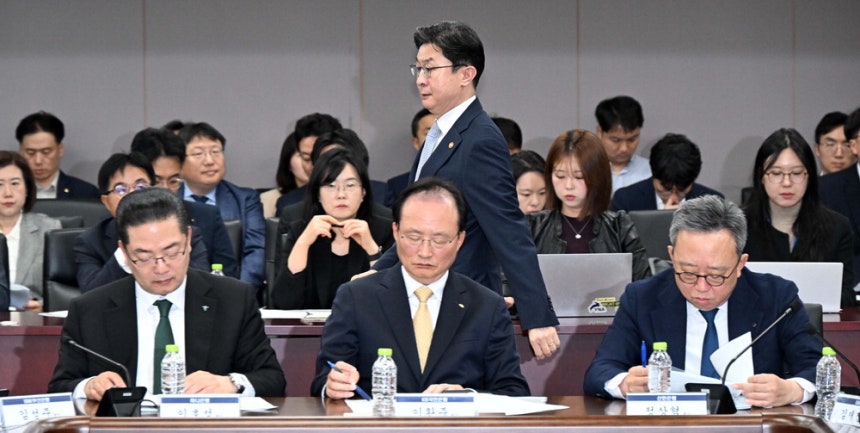 금융권 해킹 긴급 점검회의 4일 정부서울청사에서 열린 '금융권 해킹사고 긴급 점검회의'에서 이억원 금융위원장(가운데)이 이호성 하나은행장,<a href=