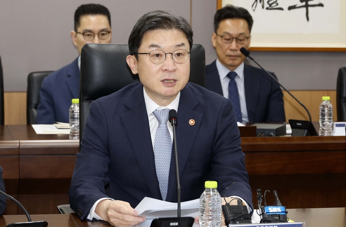 이억원 금융위원장이 4일 오후 정부서울청사에서 은행·금융투자·보험·여전·저축은행·상호금융·가상자산·핀테크 등 전체 금융업권별 협회장과 침해사고가 일어난 금융사 최고경영자(CEO)를 소집해 긴급 점검회의 하고 있다.
