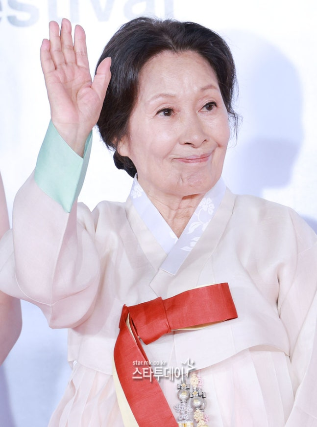 [단독] <b>김혜자</b> <b>건강</b>이상설 일축…“단순 감기 기운, <b>부국제</b> 일정 예정대...