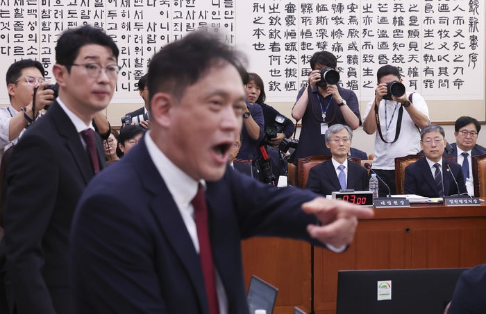“<b>부엉이바위</b>에 긁혔냐” 파장 일파만파…민주 “<b>김태규</b> 퇴출” 與 “서...