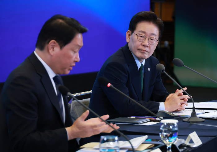  이재명 대통령이 7일 서울 한 회의장에서 열린 한국형 녹색대전환(K-GX) 전략 국민보고회에서 최태원 대한상의 회장의 발언을 듣고 있다. [연합뉴스]
